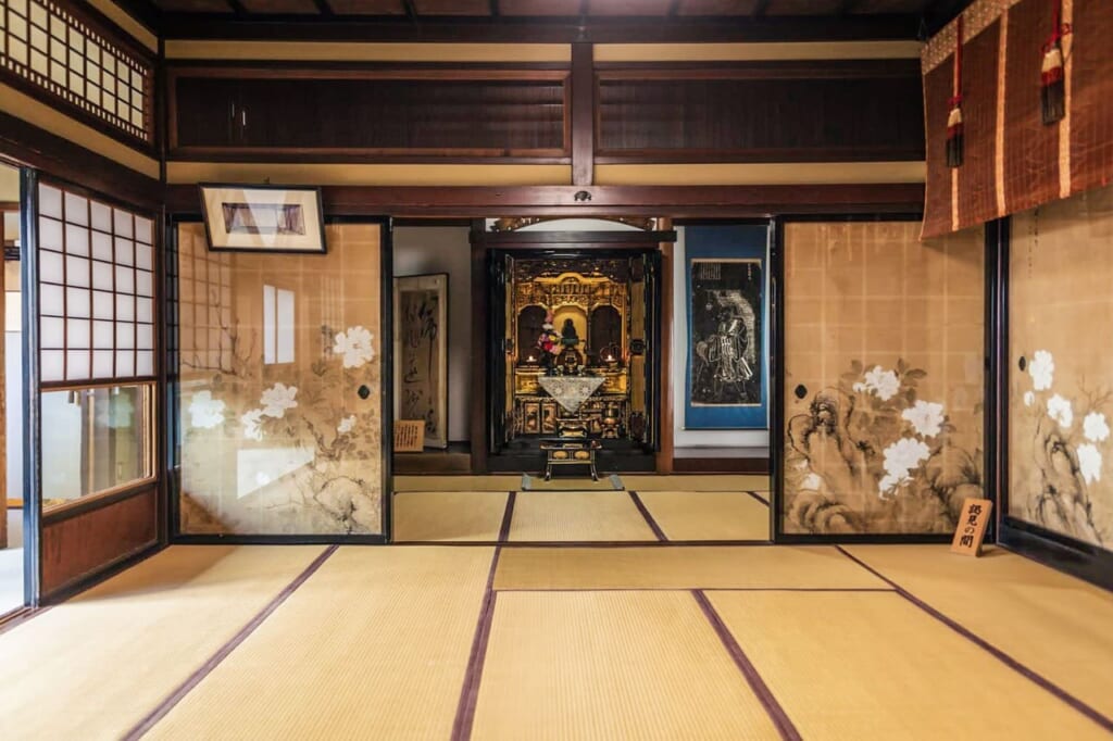 Salón tradicional japonés con paneles shoji