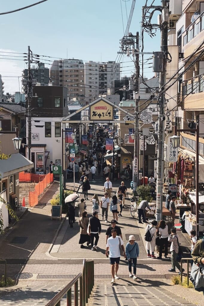 Gente paseando en el barrio Yanaka Ginza