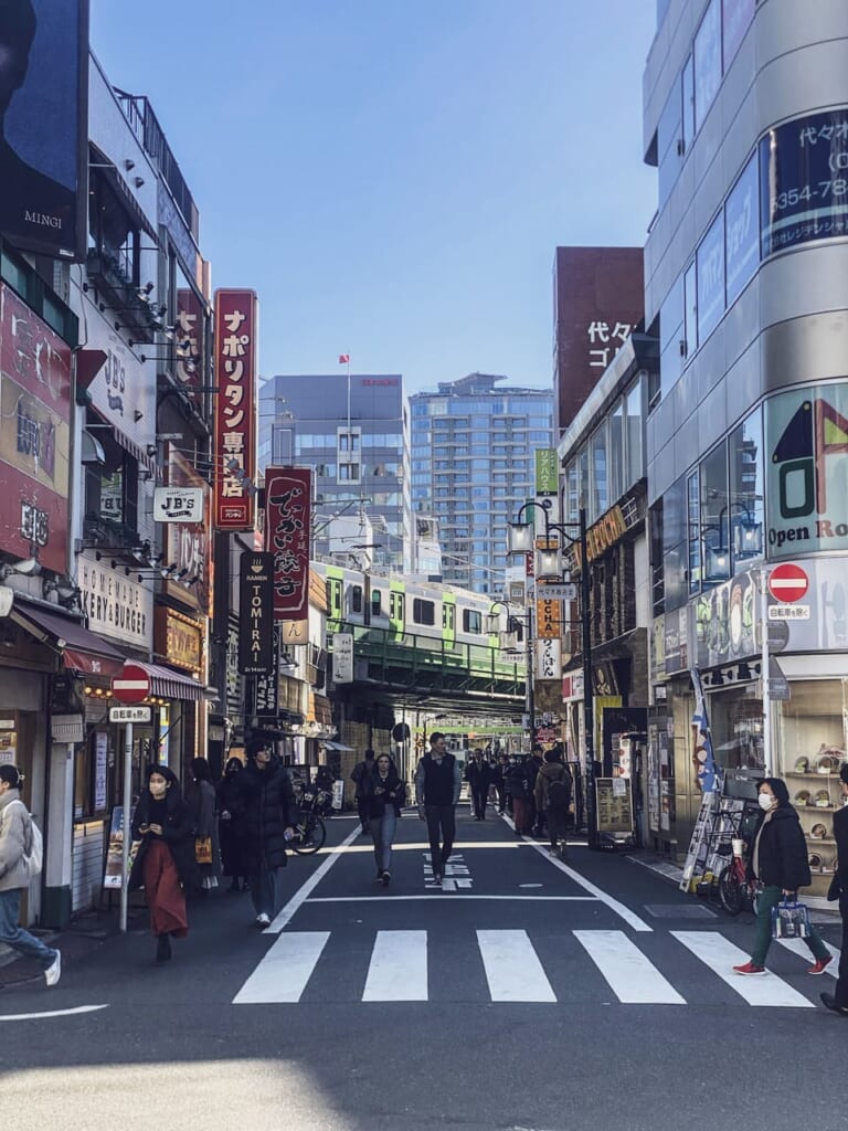 Tren de la linea Yamanote al lado de la estación de Yoyogi