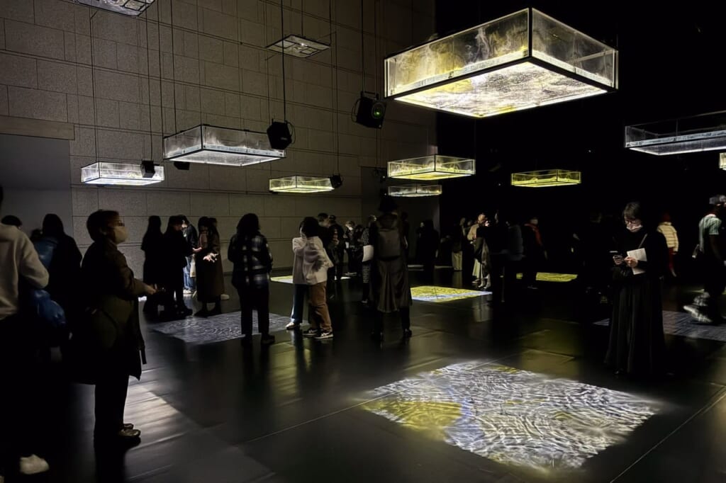 "LIFE-fluid, invisible, inaudible...". instalación de Ryuichi Sakamoto en el Museo de Arte Contemporáneo de Tokio