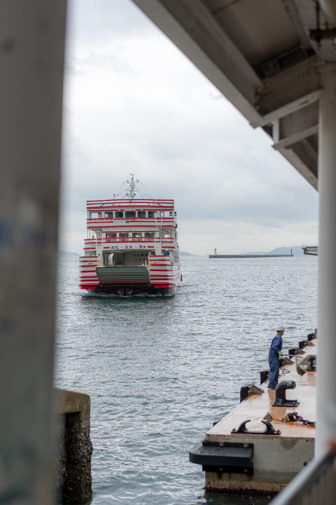 un barco en Takamatsu que se dirige al Mar Interior de Seto