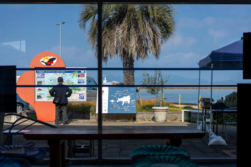 Un turista mirando el mapa de una de las islas de la Trienal de Setouchi
