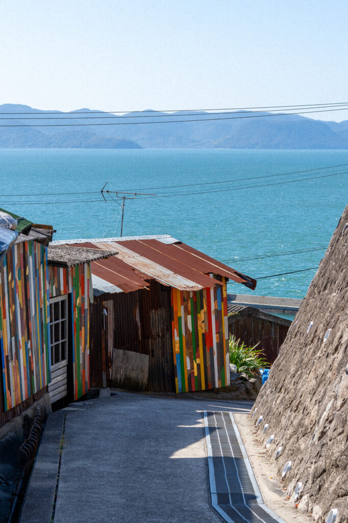 Una pequeña calle en Ogijima con el Mar Interior de Seto en el fondo