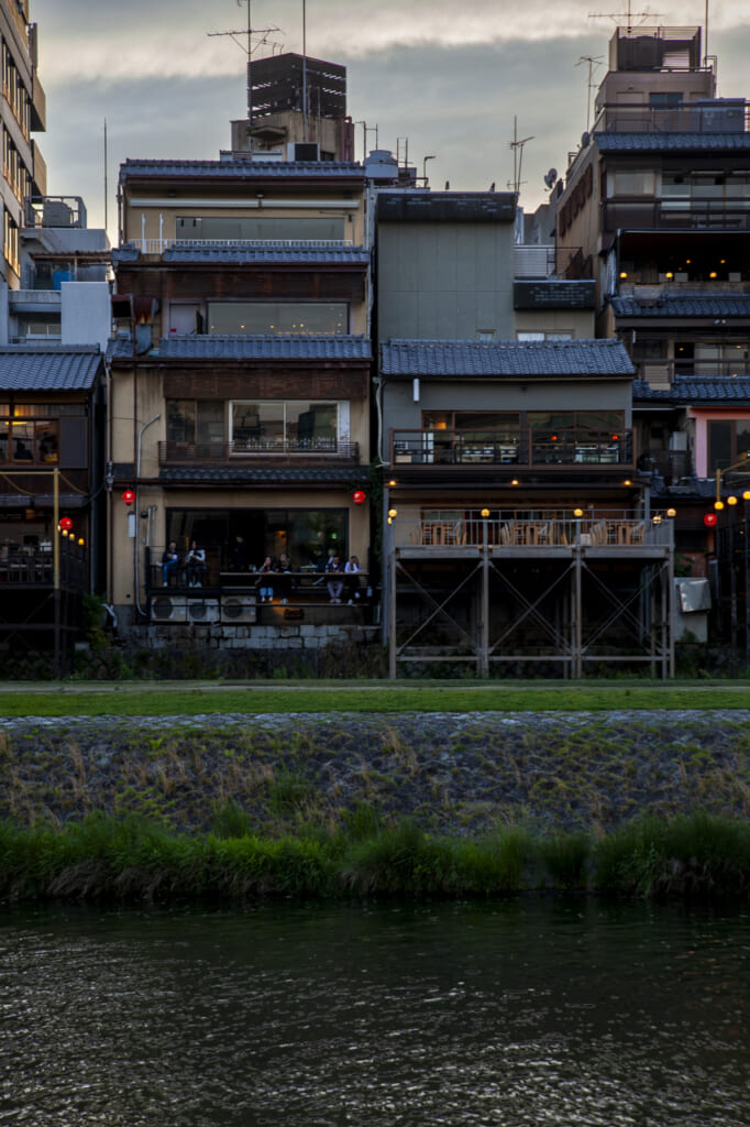 Izakaya con terraza con vistas al río Kamogawa