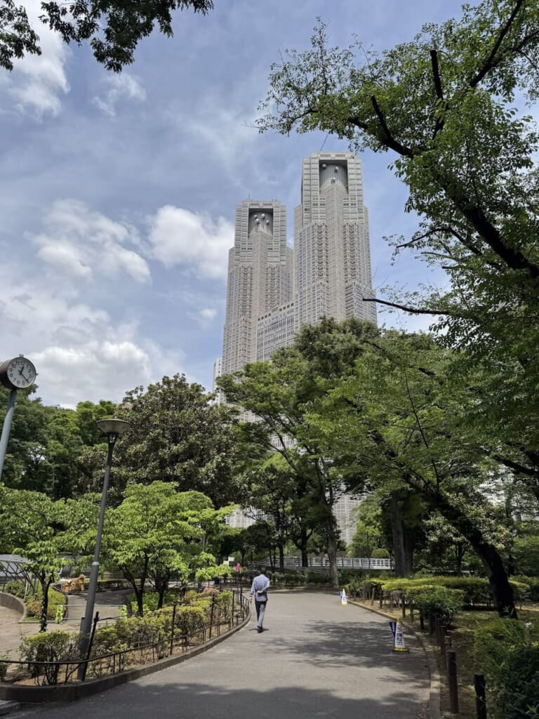 Shinjuku Chuo Park con las torres del edificio del Gobierno Metropolitano de Tokio al fondo