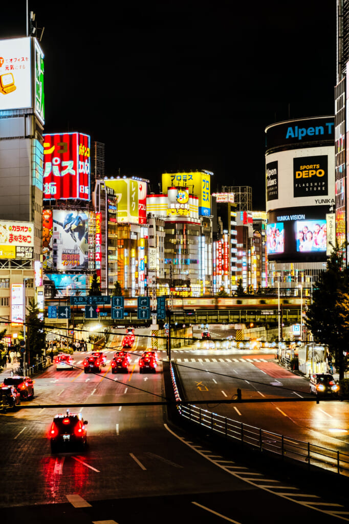 Vías elevadas del tren sobre la avenida Yasukuni en Shinjuku
