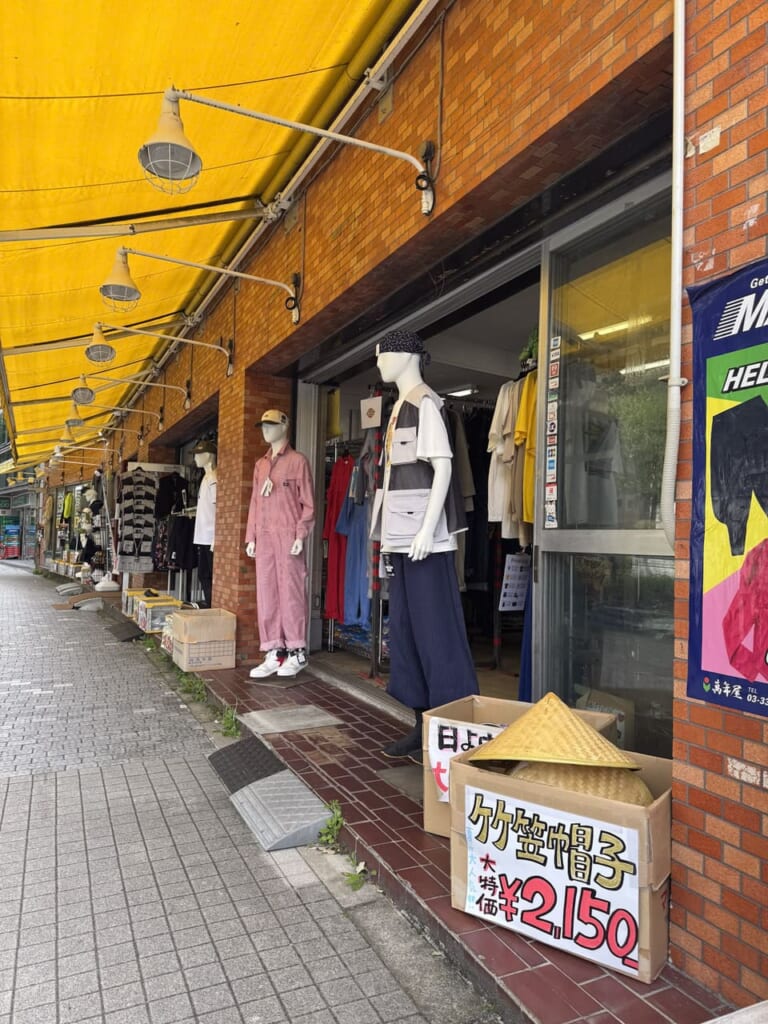Maniquíes frente a vitrina de Mannen-ya