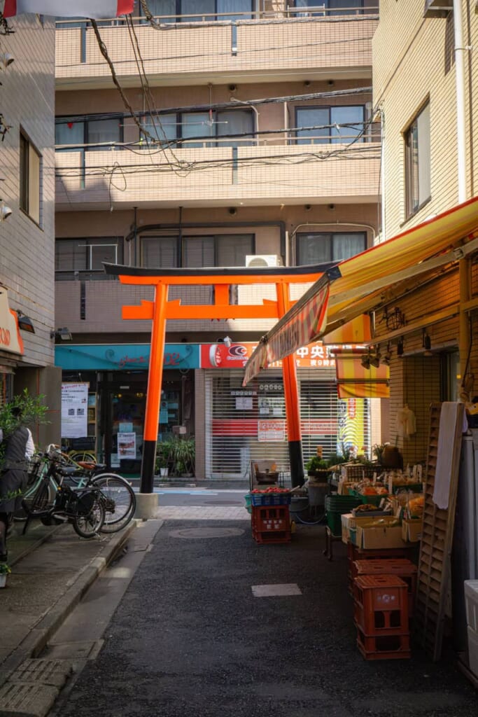 Torii en un callejón