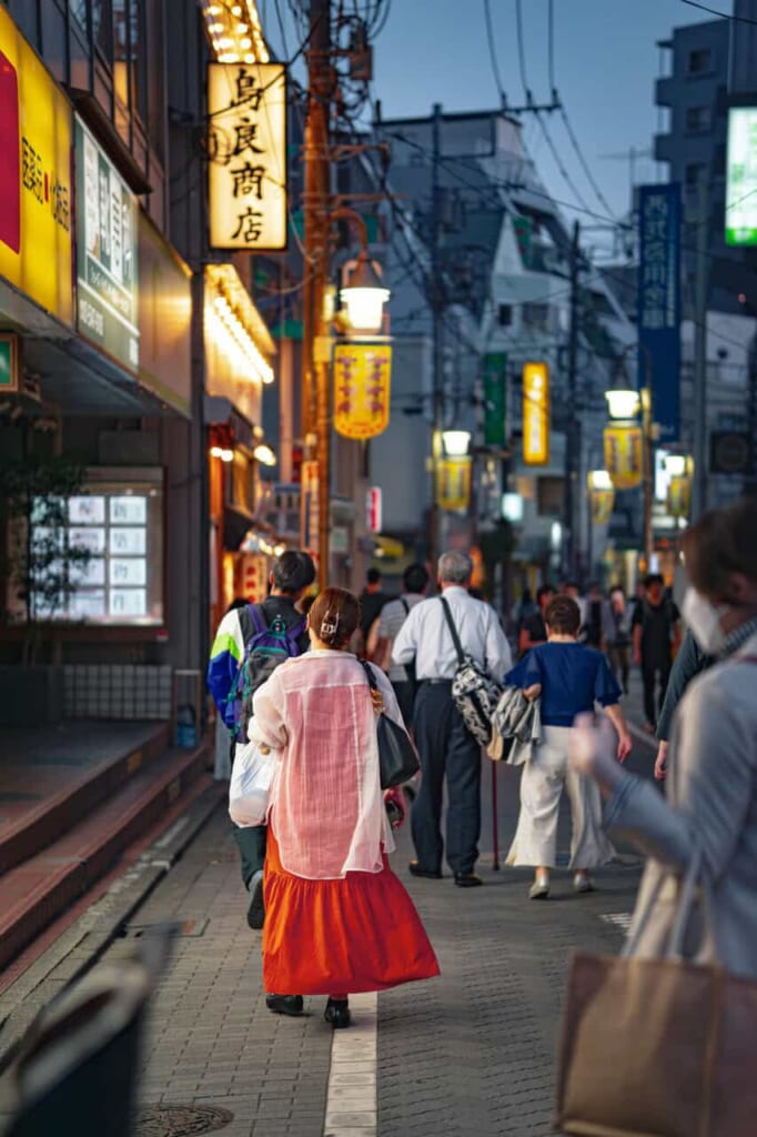 Una mujer andando por Ogikubo