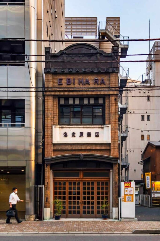 Ebihara Shoten, una tienda de ropa de segunda mano construida también en 1928 que aún se conserva como edificio patrimonial.