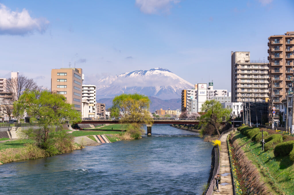 Las vistas del Monte Iwate desde el río Kitakami en Morioka