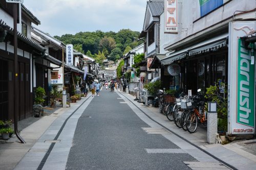 Hier befinden sich einige Töpferei- und Keramikgeschäfte. 