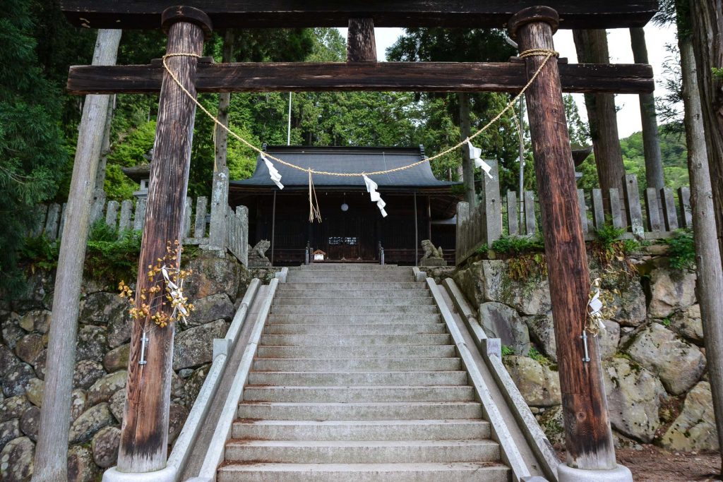 Ein kleiner Schrein in Hida Furukawa, Präfektur Gifu, Japan
