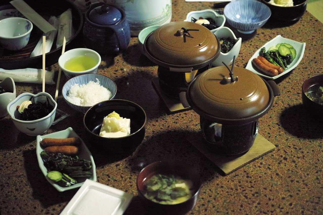 Japanisches Frühstück im Minshuku in Kumomi Onsen, Shizuoka, Japan