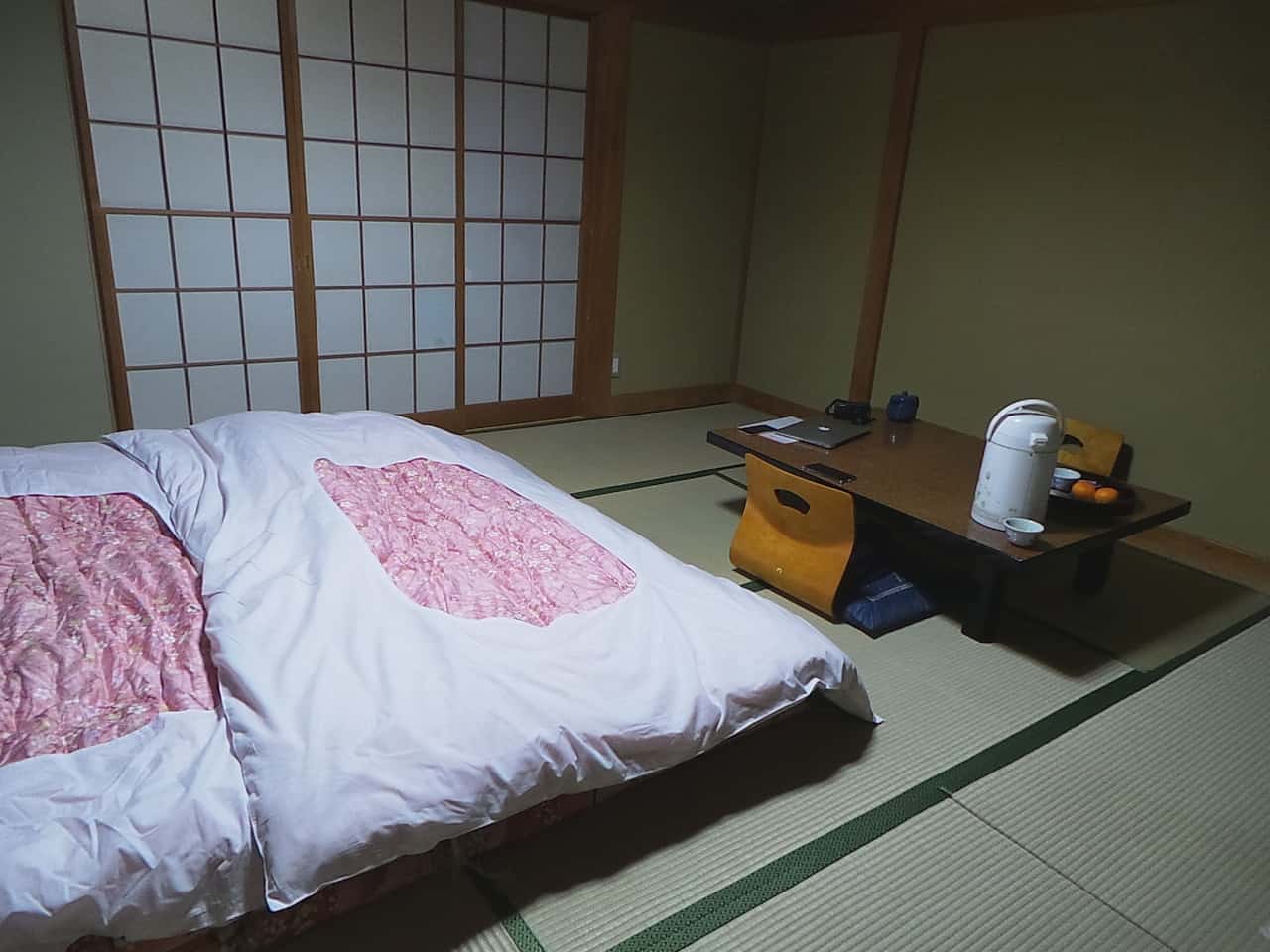 Das gemachte Bett im Minshuku in Kumomi Onsen, Shizuoka, Japan