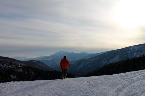 Genießen Sie Skifahren im Manza Ski Resort