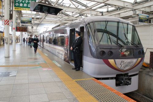 Der Red Arrow Limited Express erwartet Reisende, die nach Kawagoe wollen.