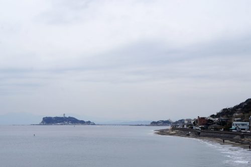 Die Ansicht des Fuji und von Enoshima vom Imamuragasaki Park aus.