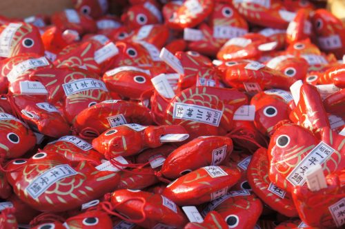 Die Omikuji (Glücksorakel) sind in Fischform und werden mit einer kleinen Angel gefangen.