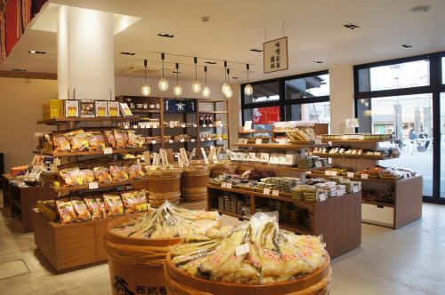 Souvenirshop biete lokale Spezialitäten