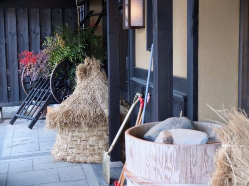 Eine verschneite Landschaftsatmosphäre am Hatago Isen Inn, den Geschäften und Cafés außerhalb der Echigo-Yuzawa Station.