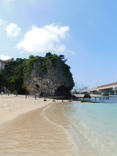 Ein Wintertag in Naha – Strand, Geschichte und Kultur