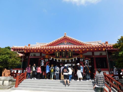 Ein Wintertag in Naha – Strand, Geschichte und Kultur