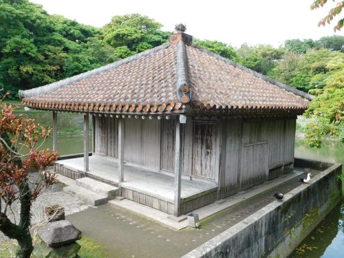 Ein Wintertag in Naha – Strand, Geschichte und Kultur