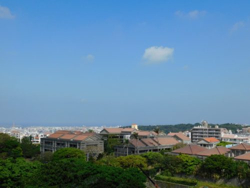 Ein Wintertag in Naha – Strand, Geschichte und Kultur