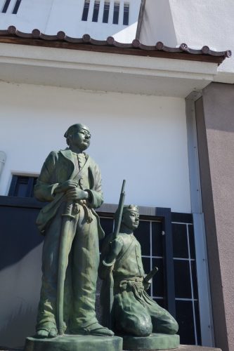 Zahlreiche Statuen und Gedenksteine erinnern an das Heldentum der jungen Samurai.