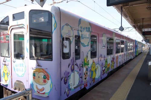 Die Lokalzüge sind oft liebreizend verziert.