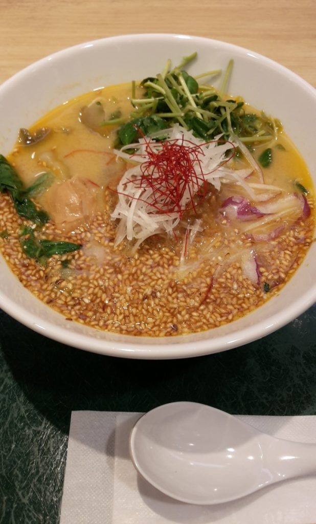 Vegane Ramen in T's TanTan in der Tokyo Station, Japan.