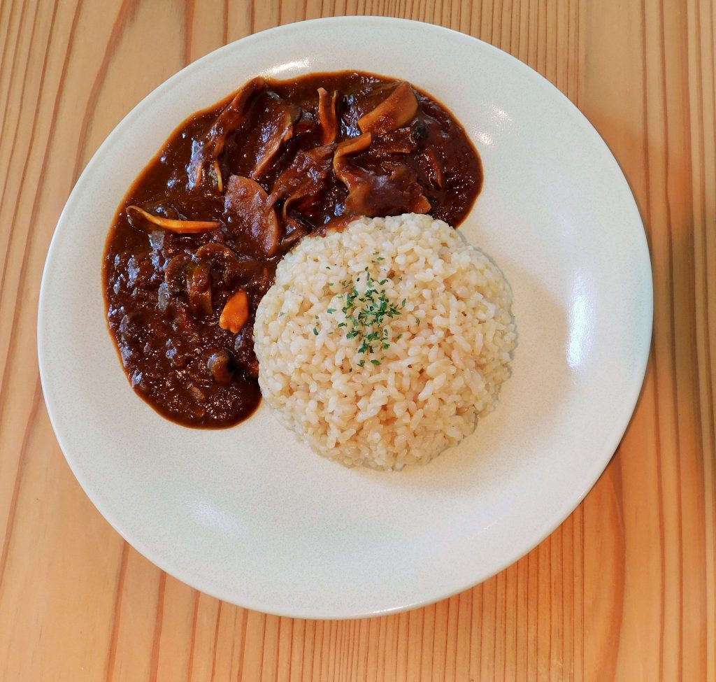 Veganer Hayashi Reis mit Pilzen in Ginza, Tokio, Japan.