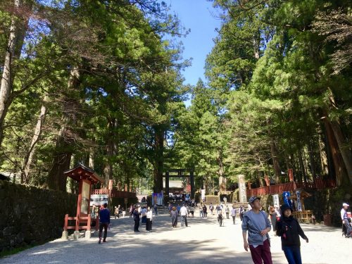 Die Omotesando-Straße von Nikko Toshogu in der Präfektur Tochigi, Japan.