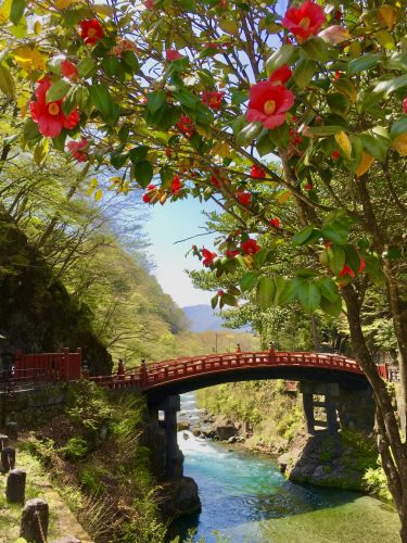 Shinkyo Bridge auf dem Weg nach Nikko Toshogu in der Präfektur Tochigi, Japan.