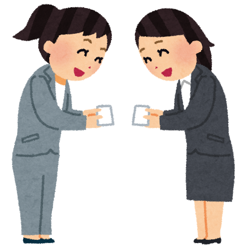 Zwei Frauen verbeugen sich und tauschen Visitenkarten aus.