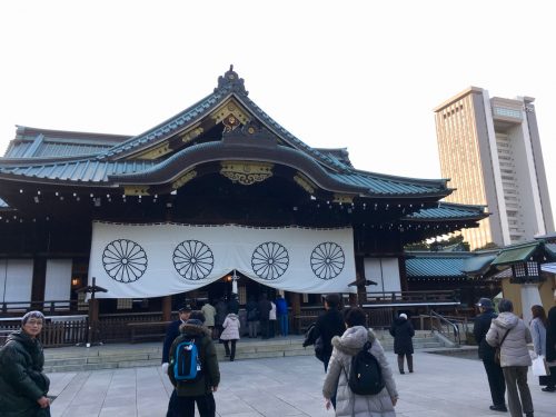 Beten an einem Schrein in Japan. 