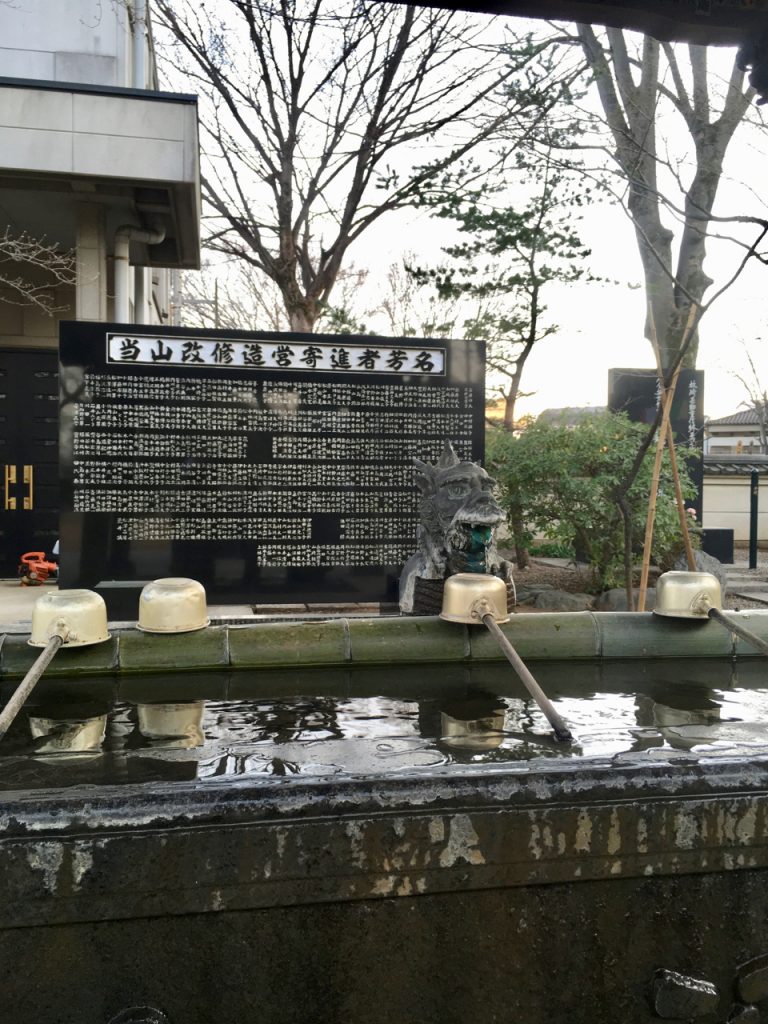 Wie verhalte ich mich an einem Tempel und Schrein richtig?