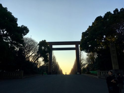 Ein Torii- Tor vor einem Schrein in Japan. 