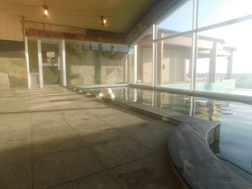 Der Innenbereich eines Onsen. 