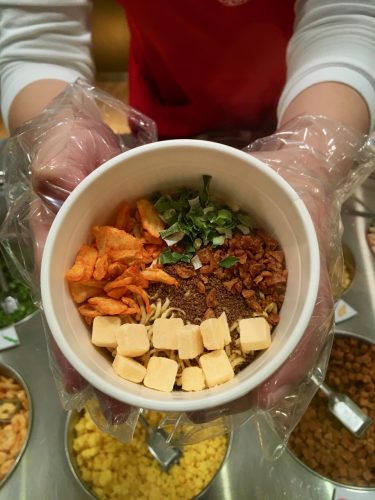 Fertige Cupnoodles zum Mitnehmen.