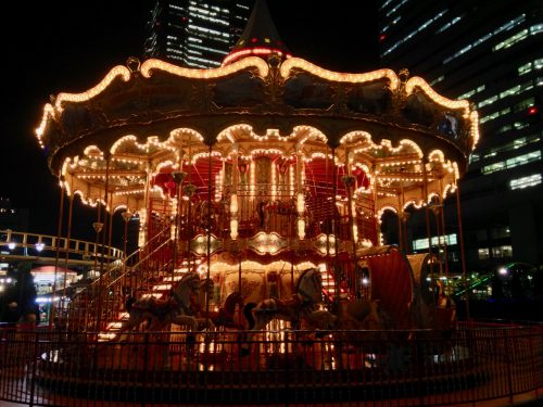 Der Vergnügungspark bei Nacht.