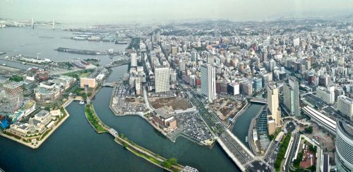 Ein Panoramablick über die Hafenstadt Yokohama, Japan. 