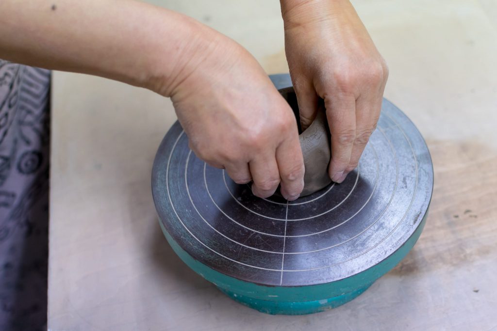 Das Töpfern einer Schale.