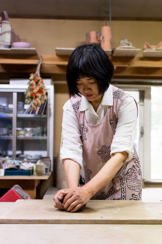 Eine Frau beim Töpfern in Japan.