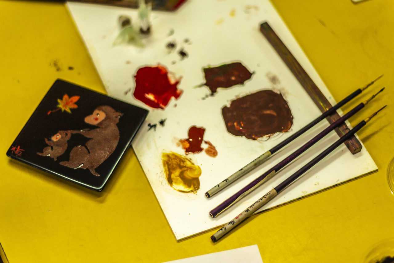 Fertig bemalte Lackwaren in Murakami.