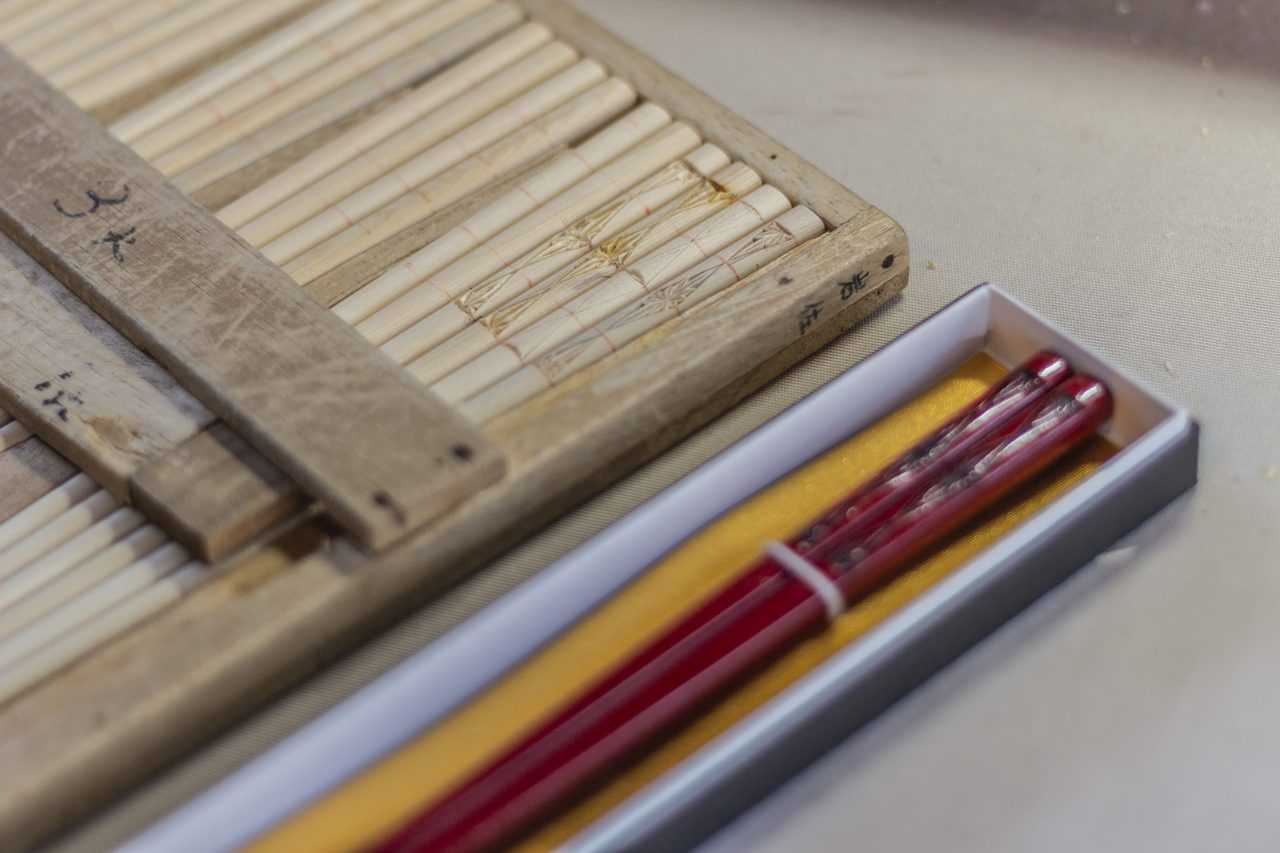 Fertig lackierte Stäbchen aus Murakami.