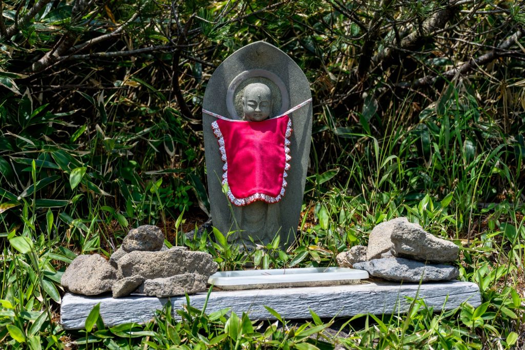Buddha--Statue auf einem Wanderweg in Hokkaido.