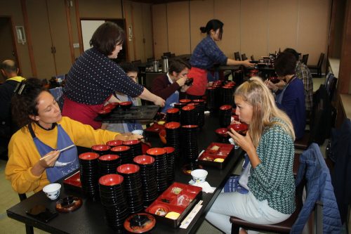 Die Wanko Soba Challenge in der Stadt Morioka, Präfektur Iwate, Japan.