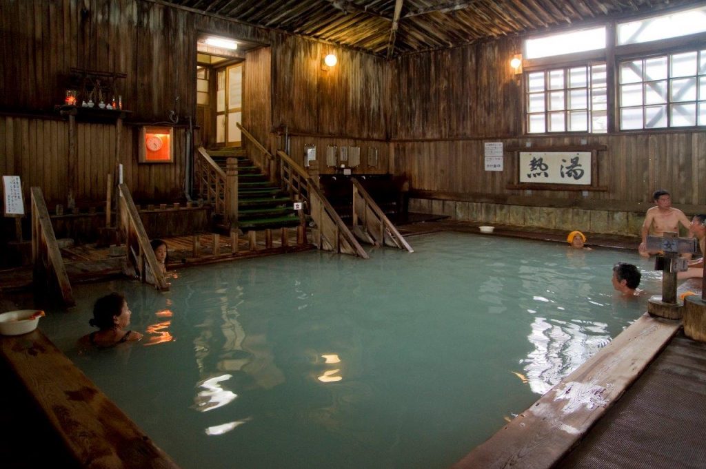 Das Sukayu Onsen, 1000-Menschen-Bad, in der Stadt Aomori, Präfektur Aomori, Japan.